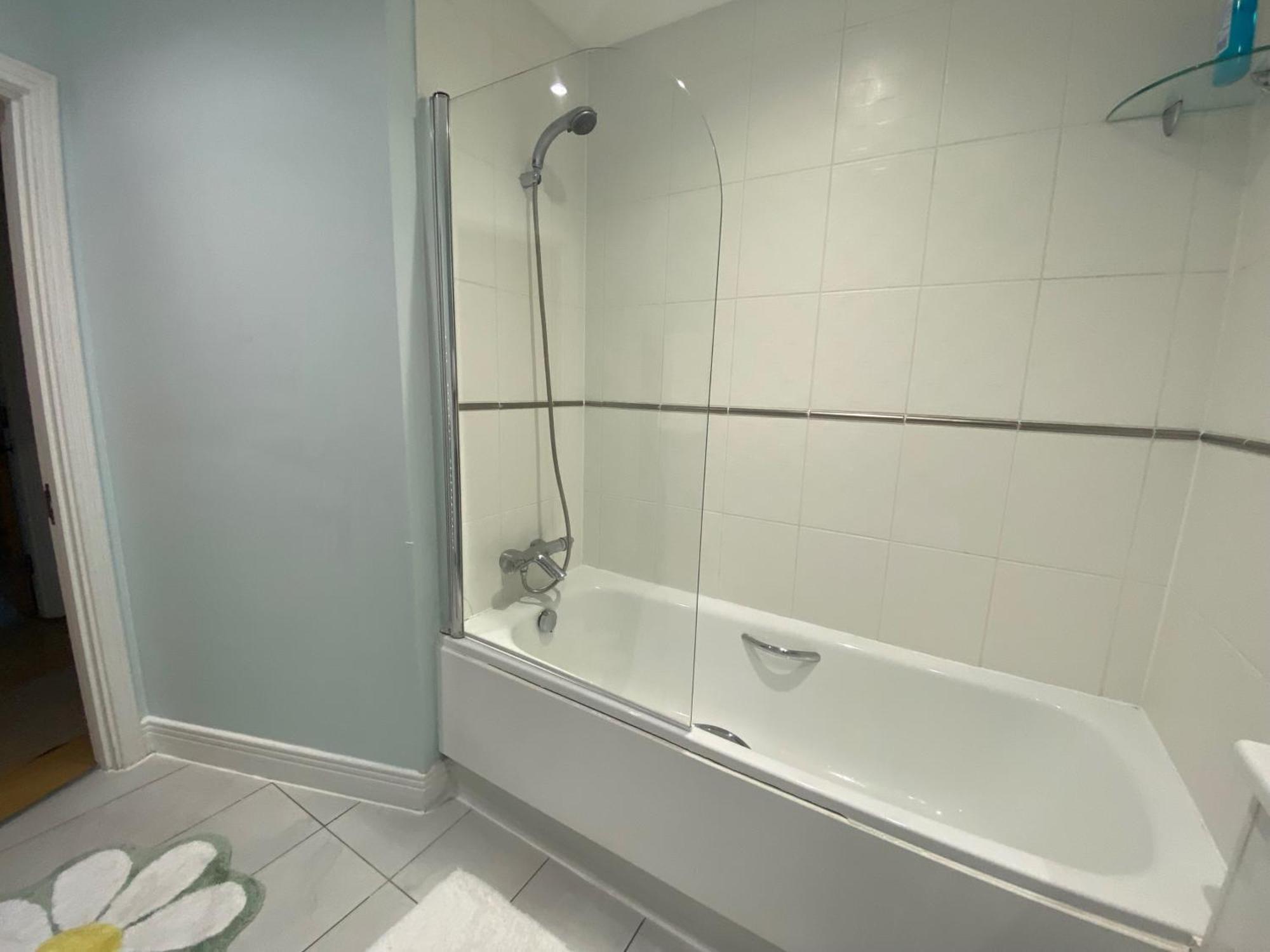 2 Bed Parking Balcony River View Londra