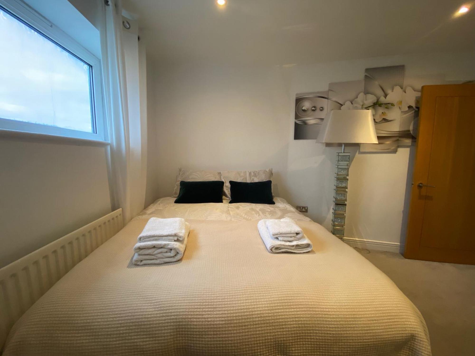 2 Bed Parking Balcony River View Appartamento Londra