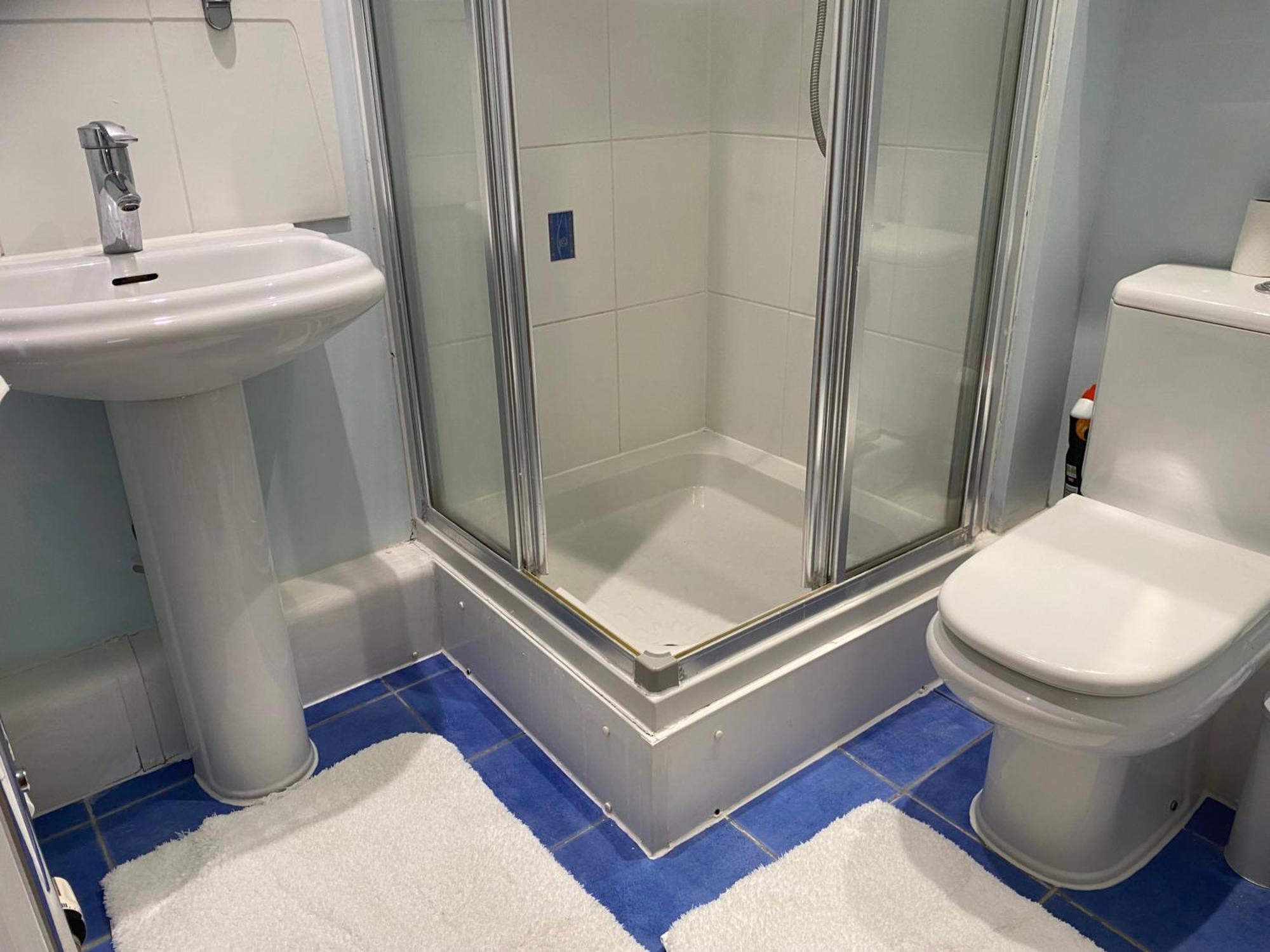 2 Bed Parking Balcony River View Londra