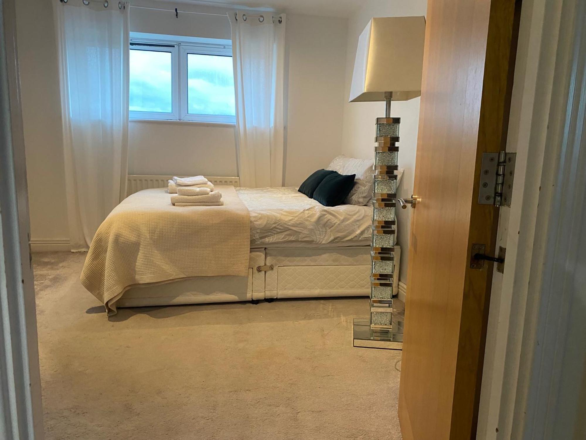 2 Bed Parking Balcony River View Appartamento