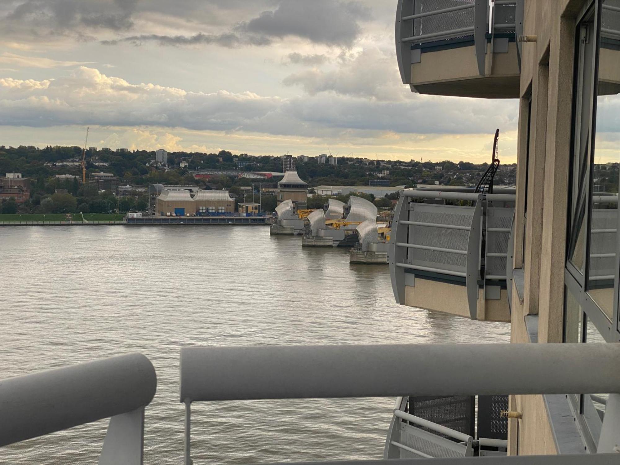2 Bed Parking Balcony River View Appartamento Londra