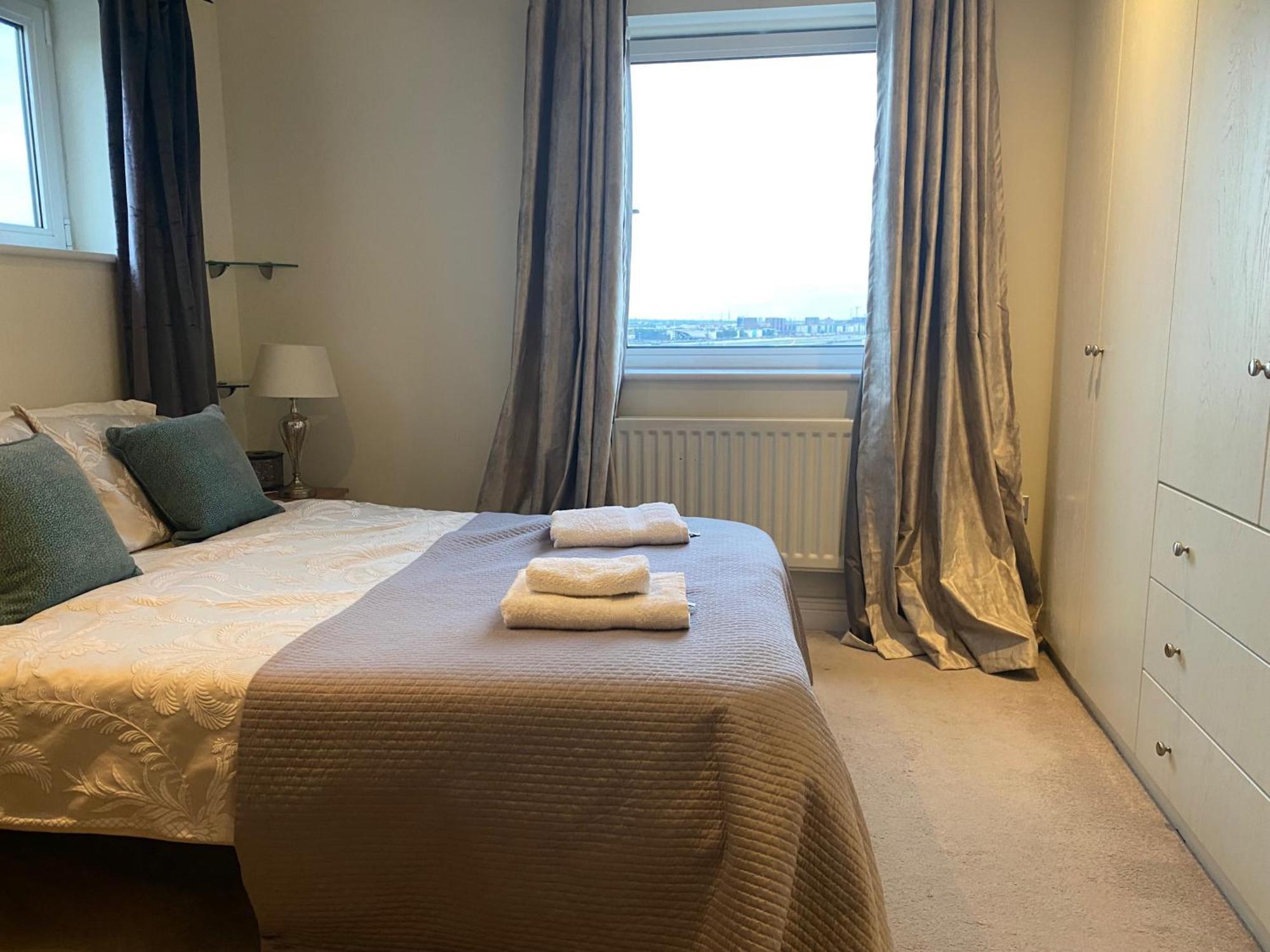 2 Bed Parking Balcony River View Londra